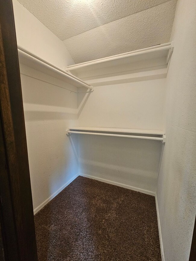 Building Photo - West Norman Duplex Avail NOW!