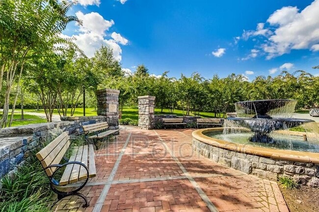 Building Photo - 10821 Symphony Park Dr