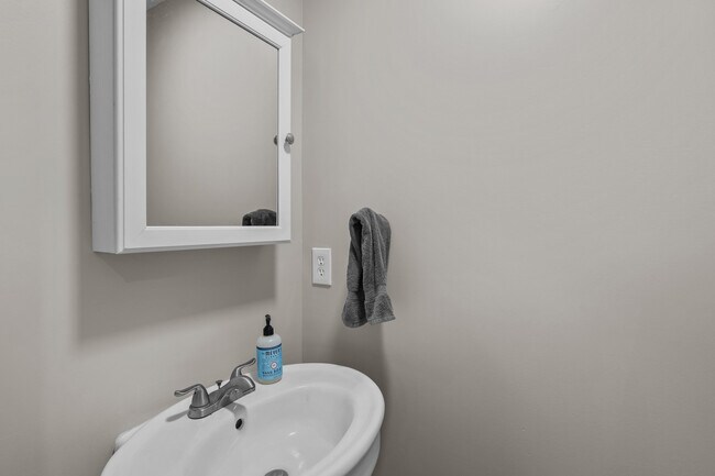 Building Photo - Spacious 4-Bedroom, 2.5-Bath Home E Duffy