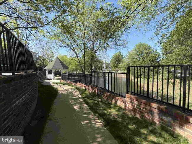 Building Photo - 4852 Eisenhower Ave