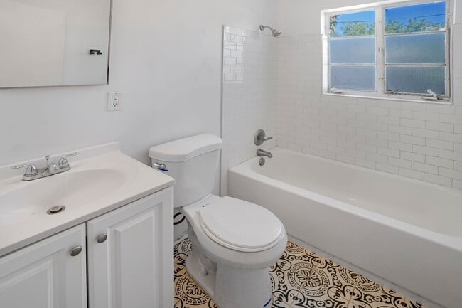 Building Photo - Gorgeous Spacious Duplex Close to shopping...