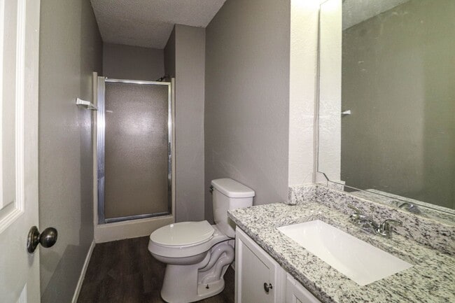 Building Photo - Cozy & Updated