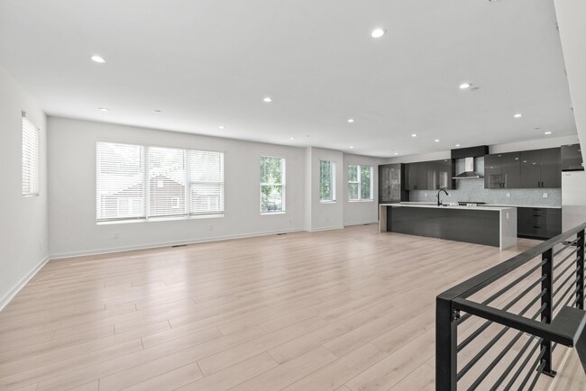 Building Photo - Move-in Ready Modern Townhome!!