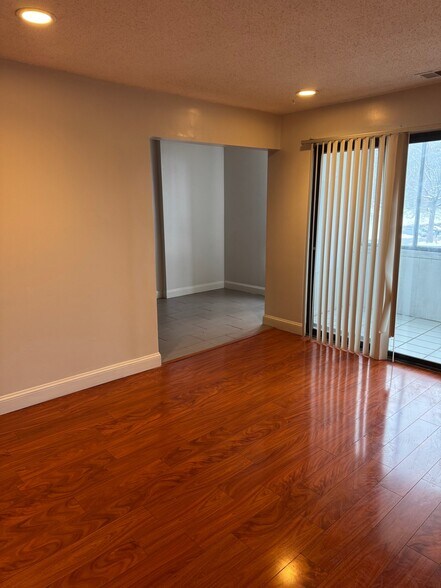 Building Photo - 16 Shrewsbury Green Dr