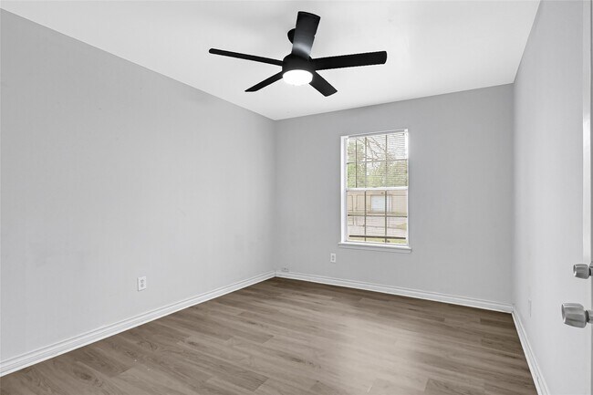 Building Photo - 1014 Robinson St