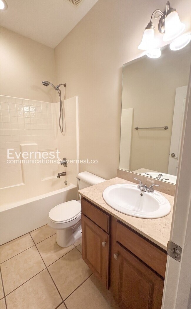 Building Photo - 3 Bed, 2 Bath Home with Garage / Available Now!