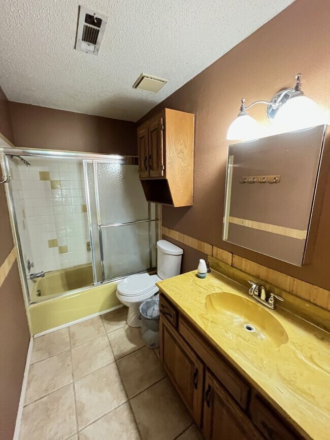 Building Photo - 4 bedrooms and 2 bath home, mature neighborhood, garage, well built and clean