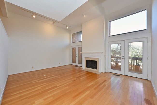 Building Photo - **PERFECTLY SITUATED TOWNHOME IN GREEN HIL...