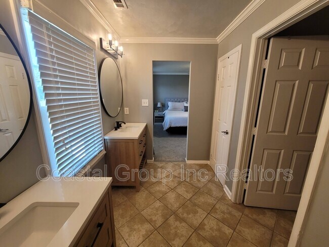 Building Photo - 1012 Meadowview Pl
