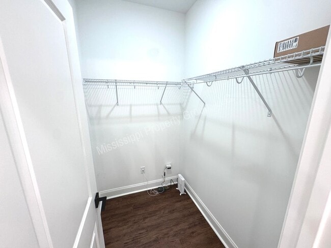 Building Photo - 3BR/3.5BA Stand Alone House in South Grove