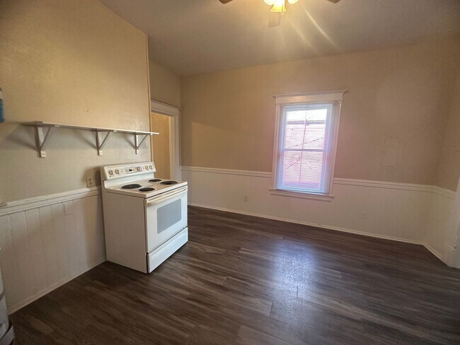 Building Photo - 1409 1/2 E Street
