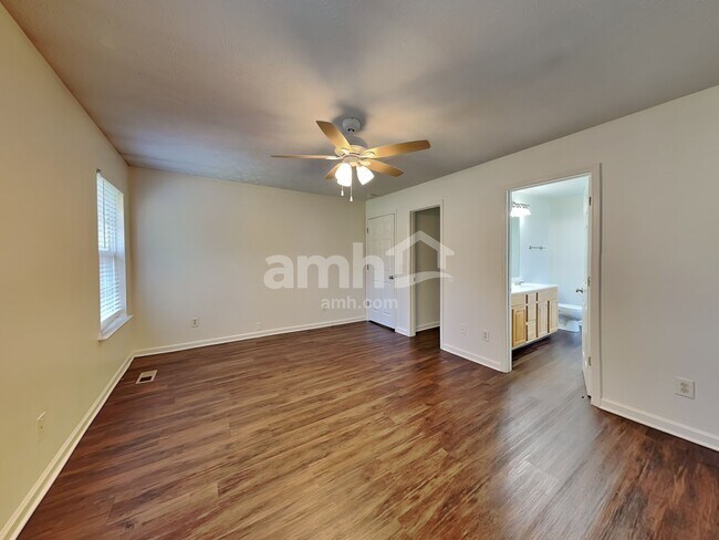 Building Photo - 2935 Greentree Dr