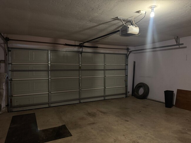 Building Photo - 3912 SW Parkridge Blvd