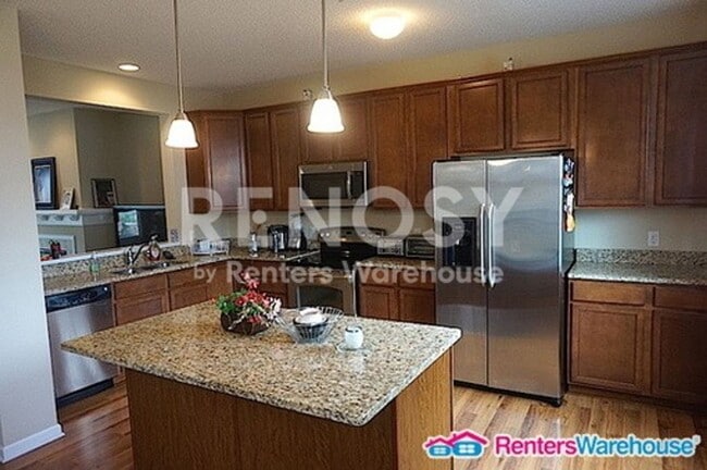 Building Photo - Stunning 3BD/2.5BA Townhouse in Maple Grove