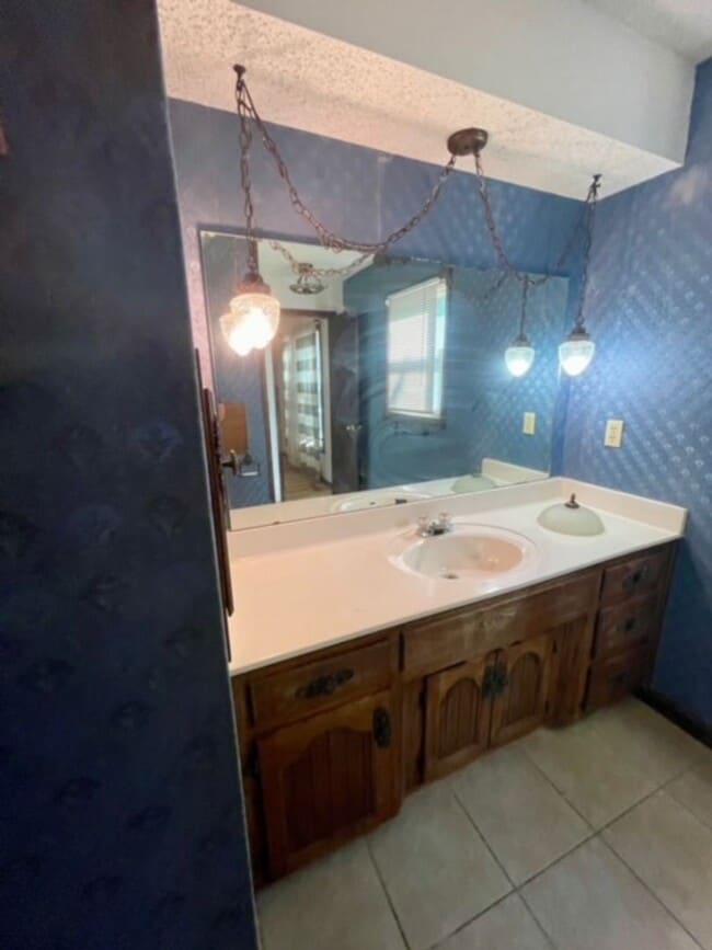 Building Photo - 3839 N Stewart Ave