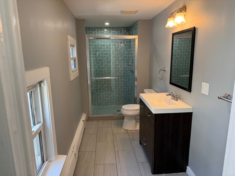 Apt 3: Bathroom - 57 Mozart St