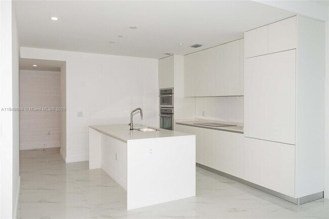 Building Photo - 700 NE 24th St