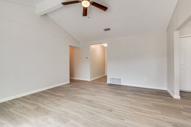 Building Photo - Beautifully Updated, Modern Finishes!