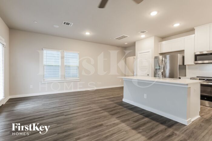 Building Photo - 18310 W Centro Cir