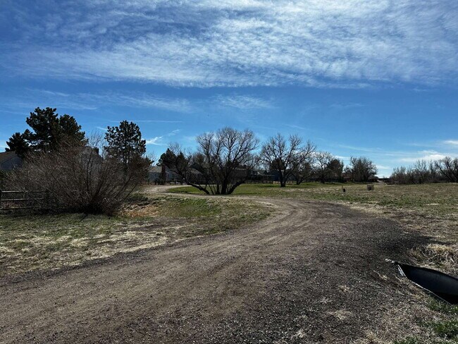 Building Photo - "Charming Home in the Cottonwood Community!"
