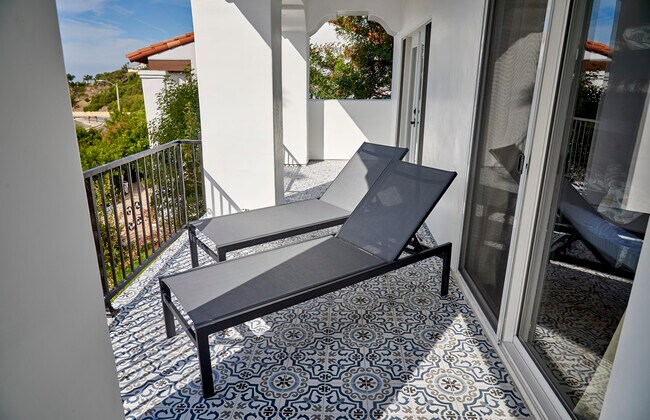 Building Photo - 7080 Via del Mar