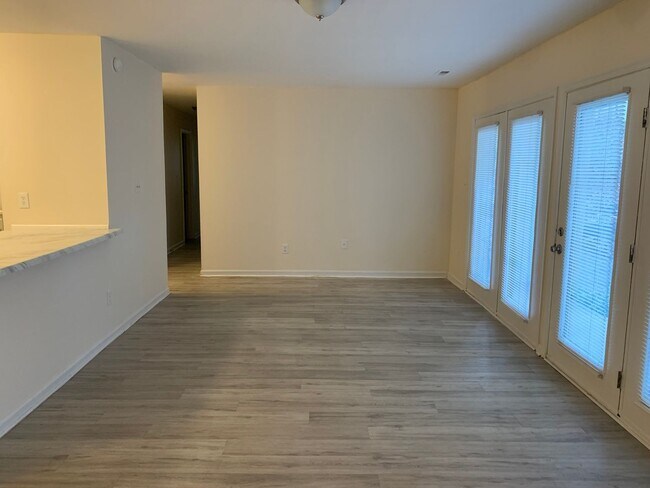 Building Photo - Rent Special! Receive half off 1st full mo...