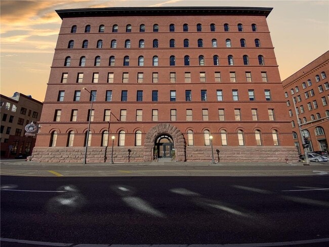 Building Photo - 300 Wall St