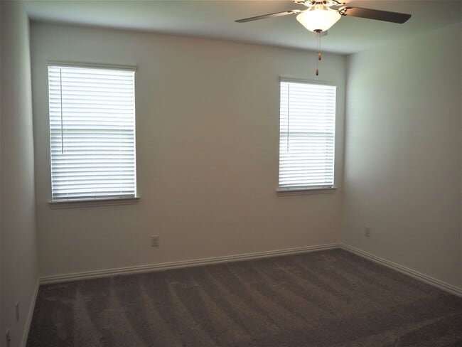 Building Photo - 1800 Lake Grove Dr
