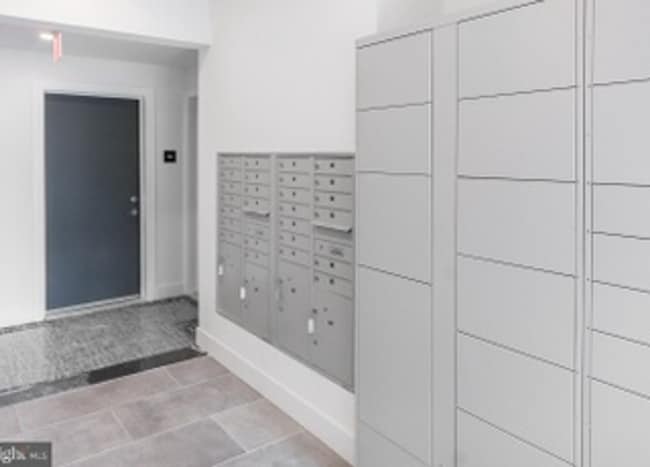 Building Photo - Spacious & Bright Furnished 2br/2ba in Pet...