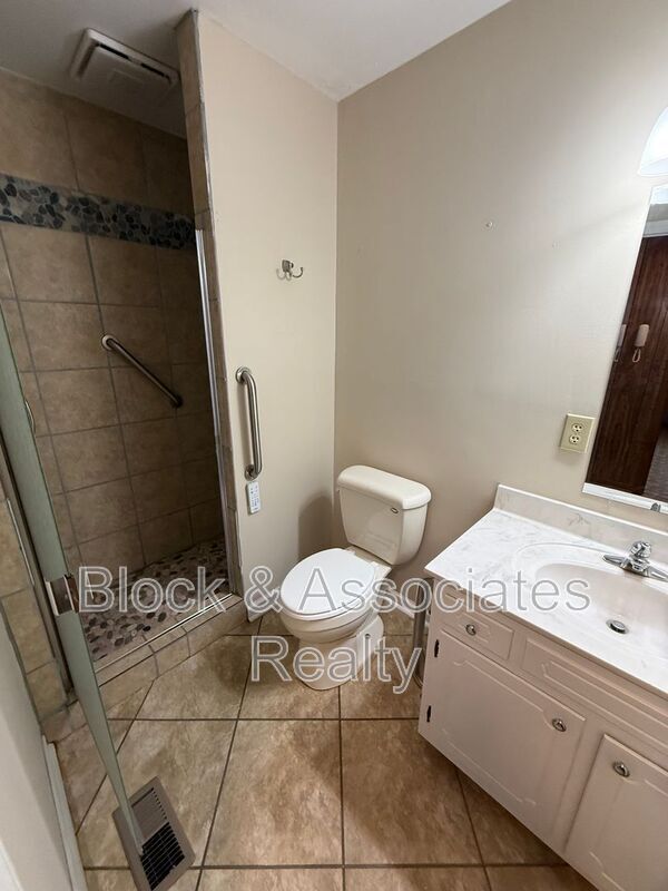 Building Photo - 161 Cresent Dr