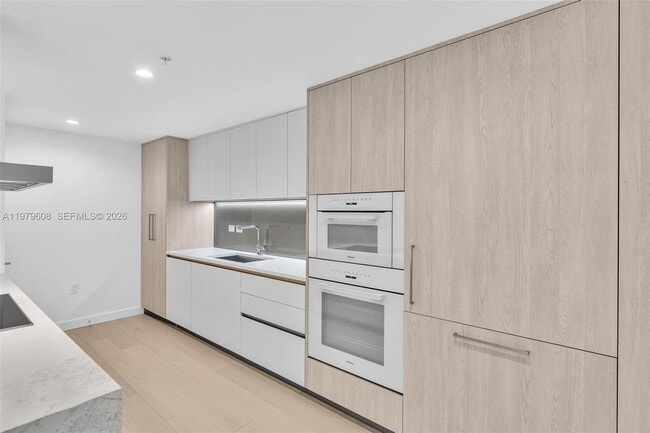 Building Photo - 9201 E Bay Harbor Dr