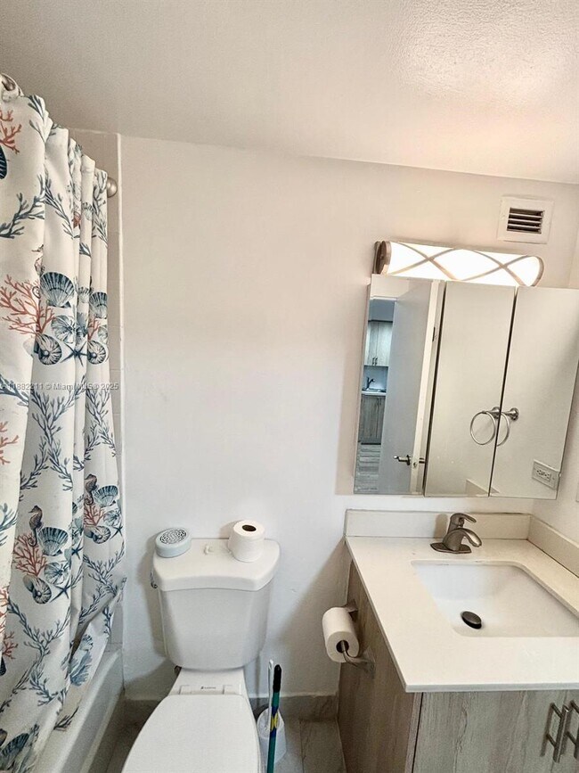 Building Photo - 801 Brickell Bay Dr