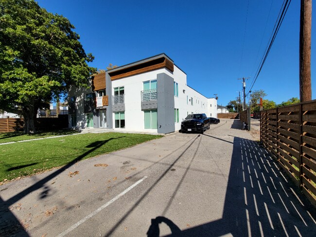 Building Photo - 1415 Bennett Ave