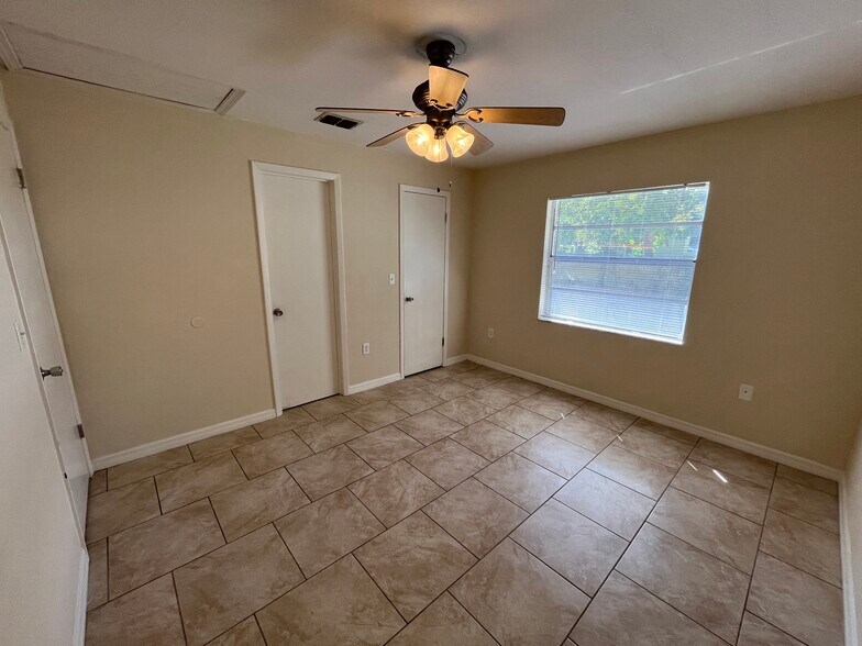 Building Photo - 715 Angelina Ln