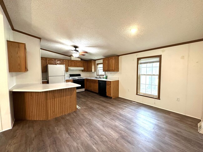 Building Photo - $1,350 / Month | 3 Bed · 2 Bath · 1,375 Sq...