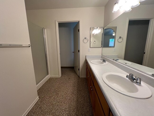 Building Photo - 995 Vineyard Way