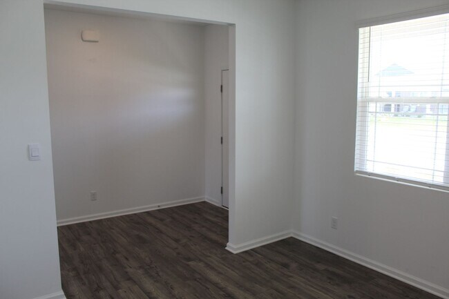 Building Photo - Beautiful 5 BR in Danville!