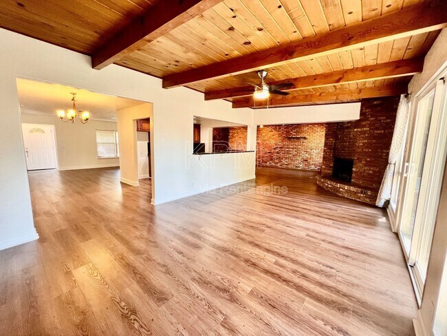 Building Photo - 2016 Canal Dr