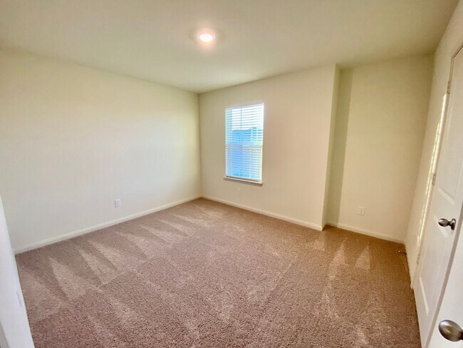 Building Photo - Experience Luxury Living: 4 Beds, 2.5 Bath...