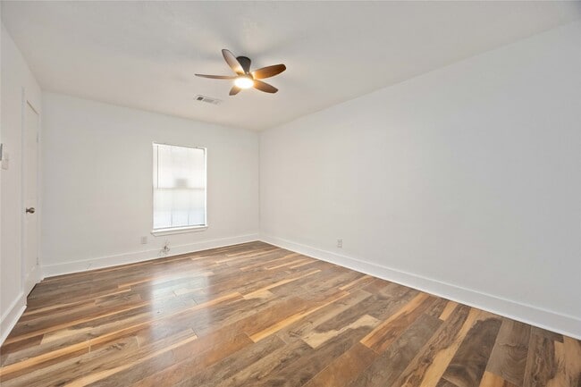 Building Photo - 6043 Lyndhurst Dr