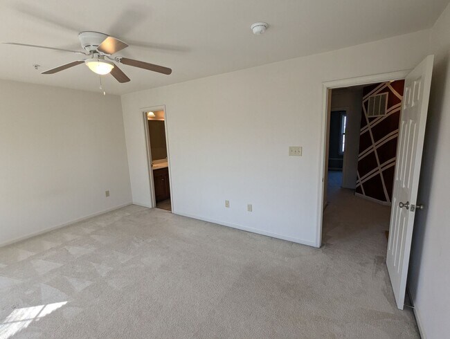 Building Photo - 3 Level End Unit townhouse available mid O...