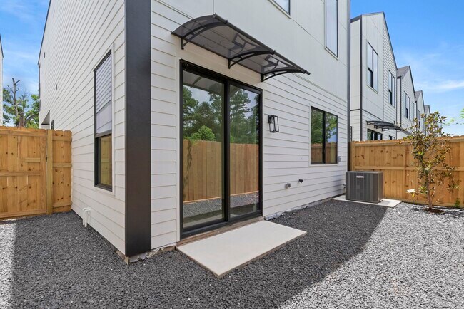 Building Photo - 6131 Pacific Frst Dr