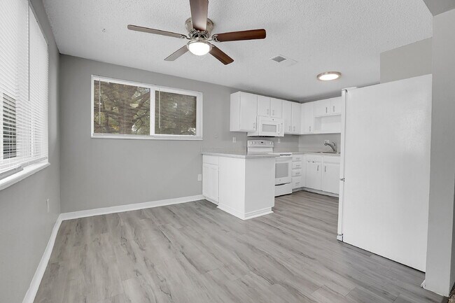 Building Photo - $1,650.00 - 3 Bedrooms, 2 Bathrooms, Condo...