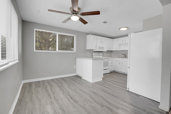 Building Photo - $1,650.00 - HALF OFF First Month's Rent - 3 Bedrooms, 2 Bathrooms, Condo in Lakewood with Onsite ...