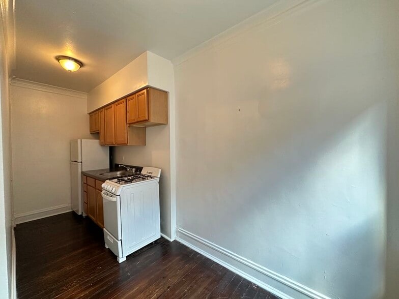 Building Photo - 4752 N Paulina St