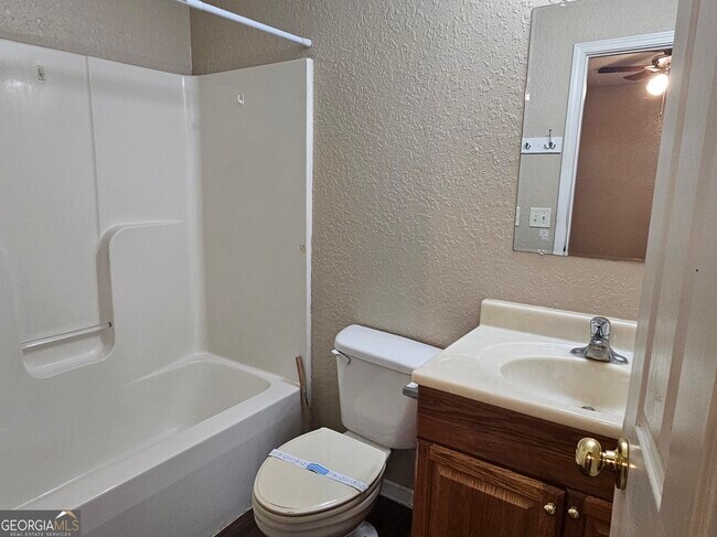 Building Photo - 107 Lively Oaks Dr