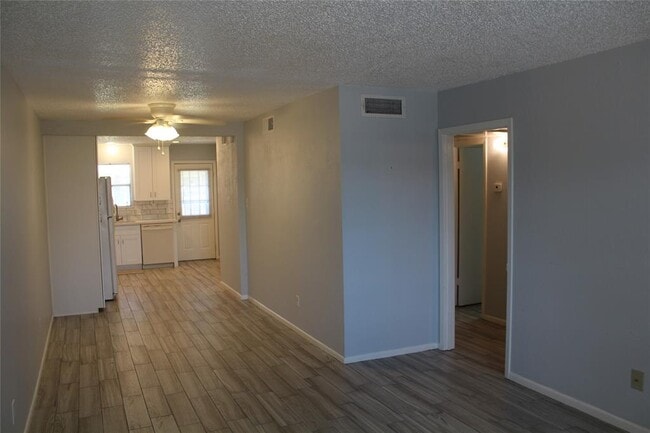 Building Photo - 1016 W Tri Oaks Ln