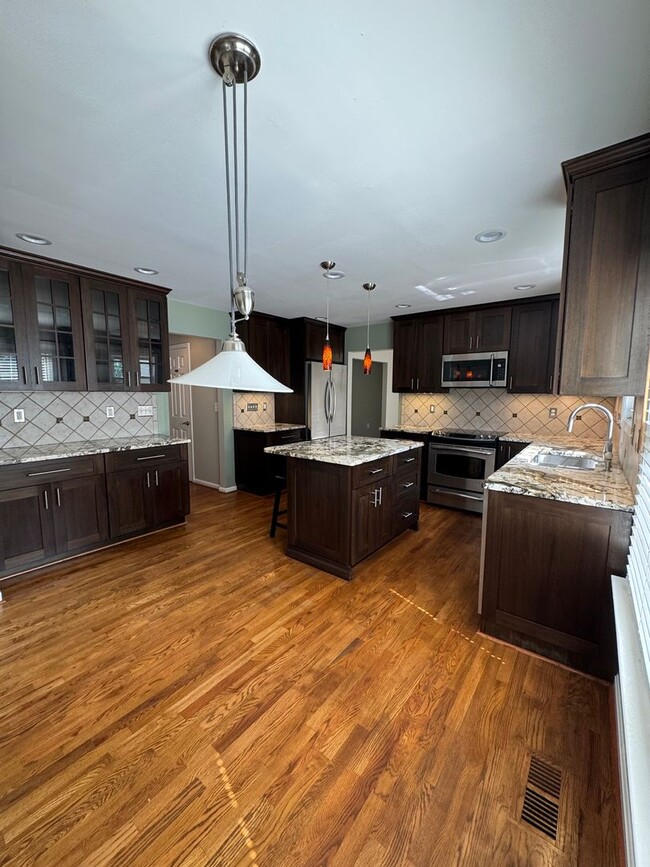 Building Photo - Lovely and Spacious 3 Bedroom 2.5 Bathroom...