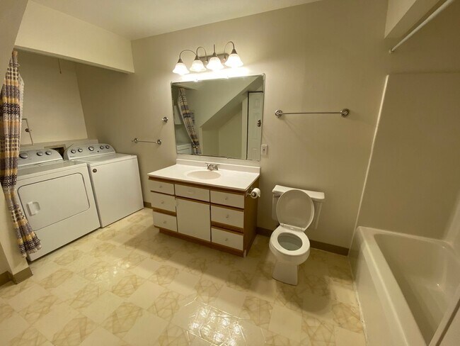 Building Photo - 523