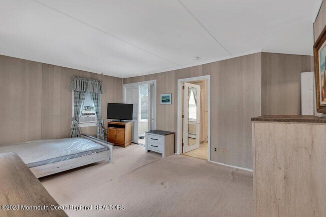 Building Photo - 683 Main Ave